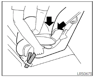 Nissan Kicks rear-facing child restraint tightening procedure step 3